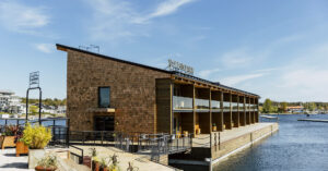 Bild på flytande hotellet som ligger förtöjt i marinan i nära anslutning till huvudbyggnaden.