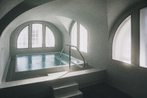 Hamam med varm pool och stora fönster med mycket ljusinsläpp.